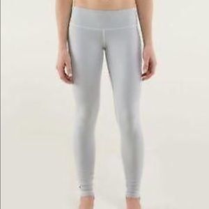 Lulu long pants. Gray/silver color.