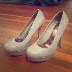 Nude pumps