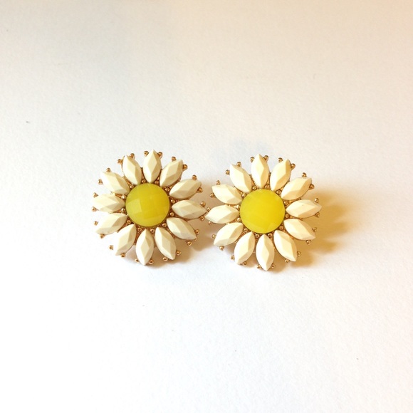 Forever 21 Daisy Earrings