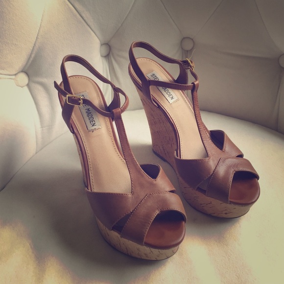 Steve Madden Shoes - Tan T-Strap Steve Madden wedges