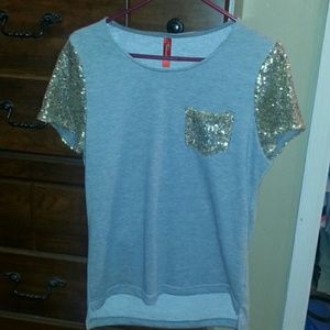 Gray t shit sparkle pocket and shoulders