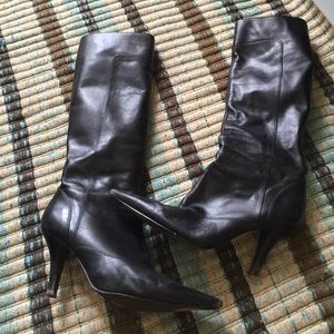 Black heel pointed boots