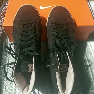 🆕 black Nike "blazer" mid-top sneakers. Size 8