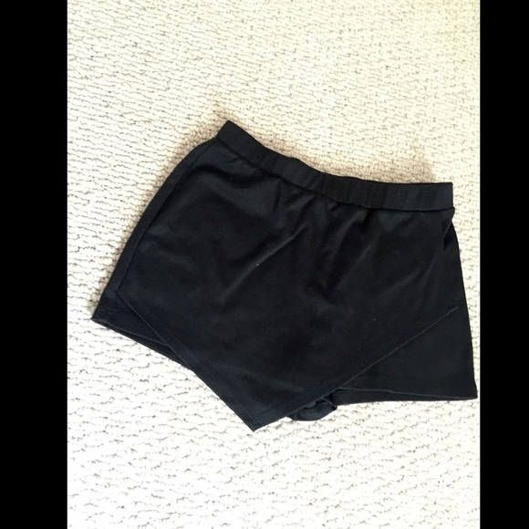 Black skort