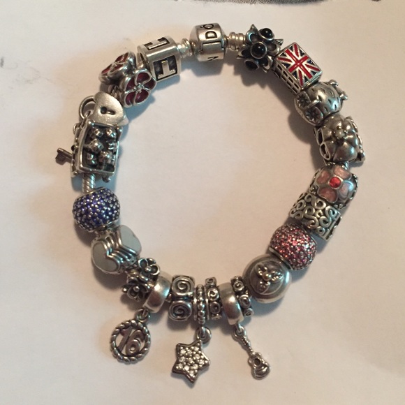 Pandora bracelet! Selling charms individually❤️