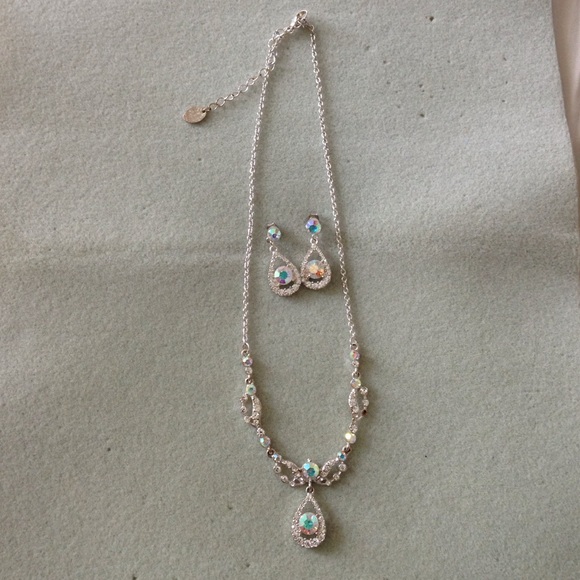 Formal necklace and earrings set - Picture 1 of 4