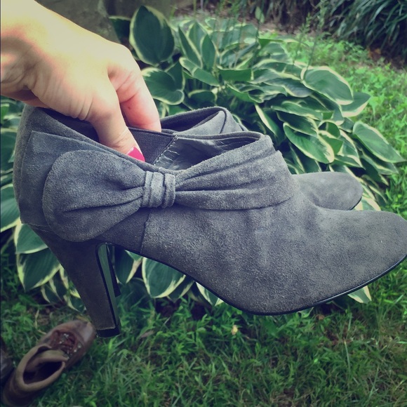 New Size 7 Tahari grey booties