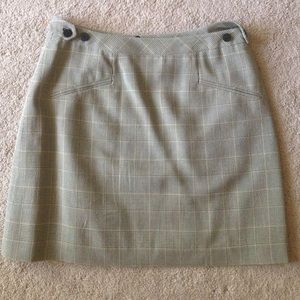 A tan and black skirt.