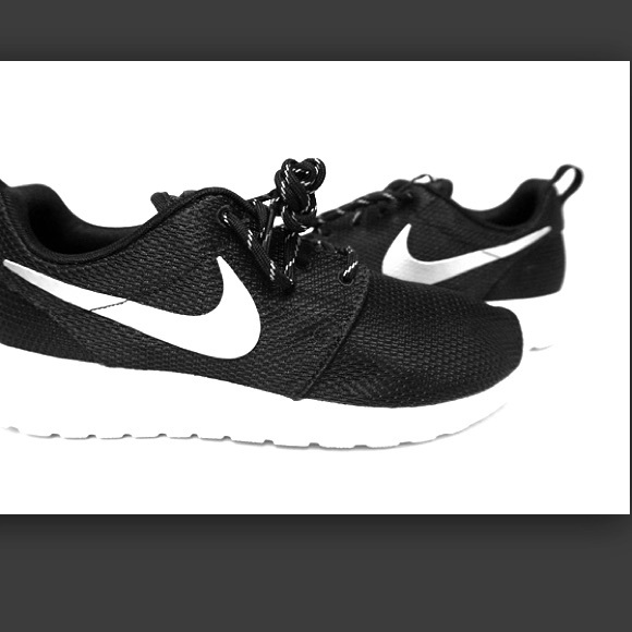 Black Nike Roshe Runs