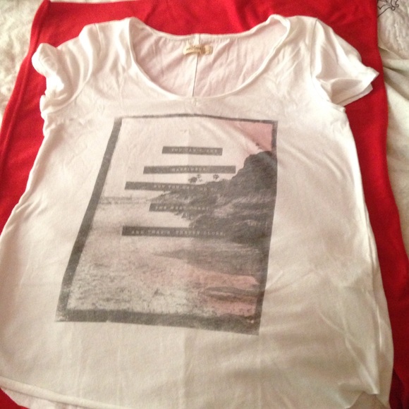 Summer Hollister tee