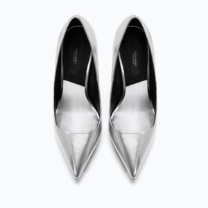 🎉HP🎉 ZARA silver laminated court heels✨