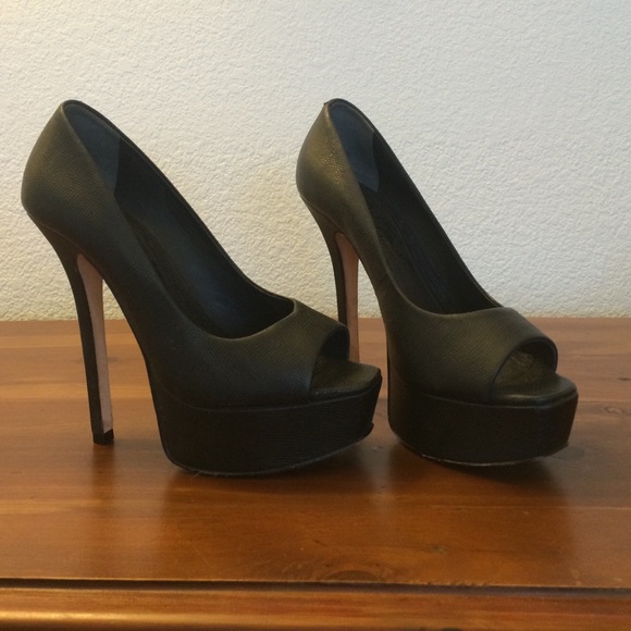 Alice + Olivia Laird peep toe pump⬆️