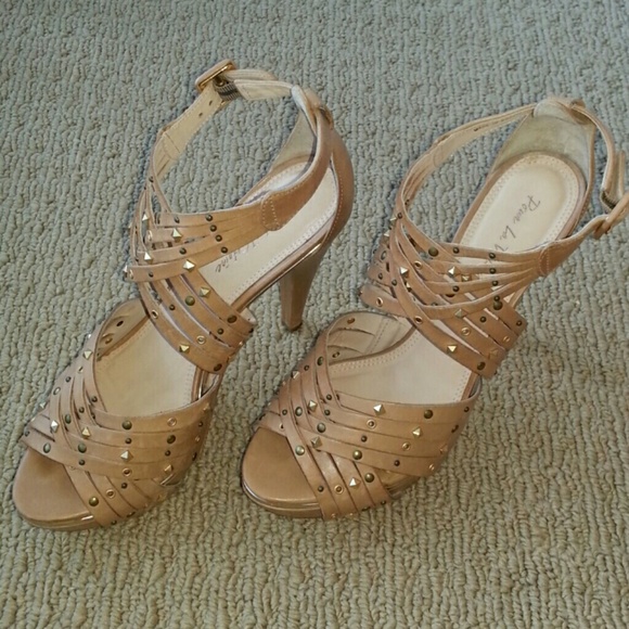 Pour la Victoire Sand Colored, Studded Pumps