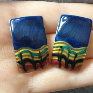 Rectangular earrings.