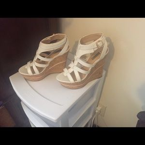 Guess white wedges