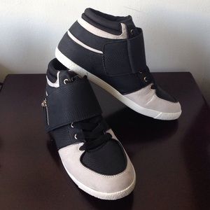 Super cute high tops!✌🏼️💛👟