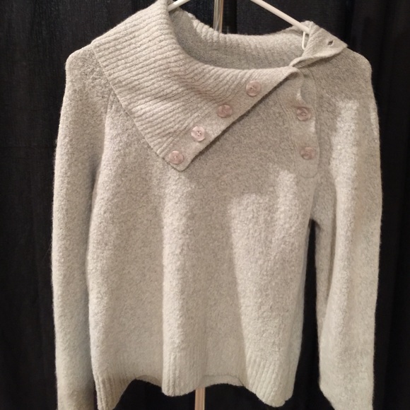 Sweep neck wool sweater