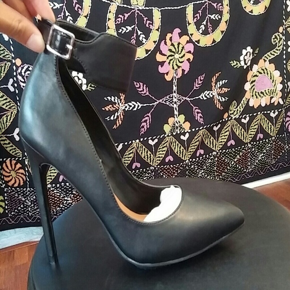 *sOLD*Nasty Gal black buckle Pump