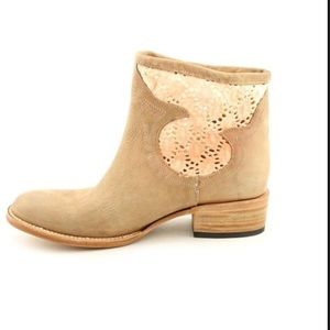 FREEBIRD by STEVEN * CABCRO * Ivory Booties