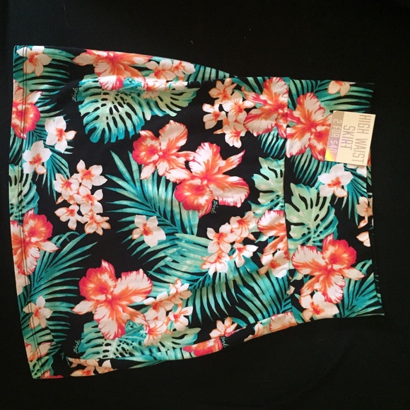 ✨SOLD✨ NWT Victoria's Secret PINK Skirt - Picture 2 of 4