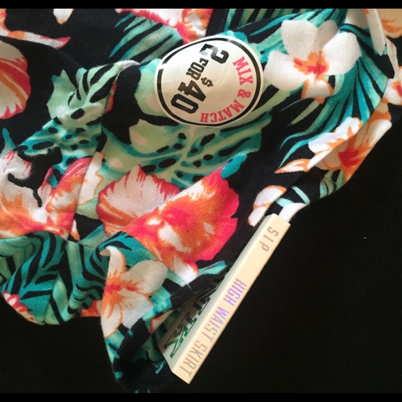 ✨SOLD✨ NWT Victoria's Secret PINK Skirt - Picture 4 of 4