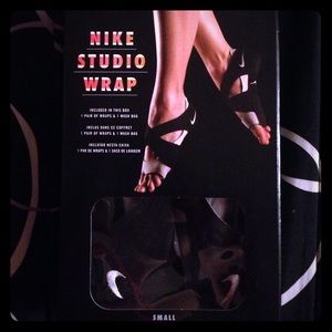 NIKE STUDIO WRAPS