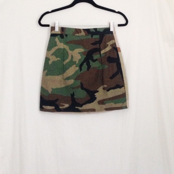 Mini skirt in contrasting camo