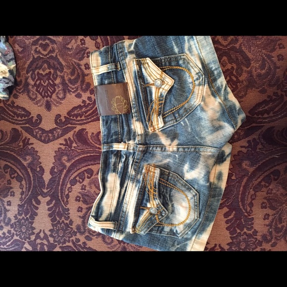 Acid wash distressed shorts - Picture 2 of 4