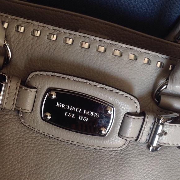 Like new Michael Kors Hamilton E/W bag. - Picture 2 of 4