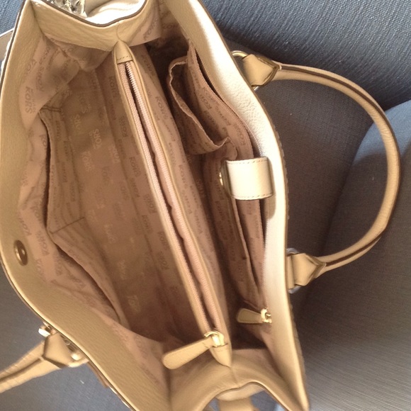 Like new Michael Kors Hamilton E/W bag. - Picture 3 of 4