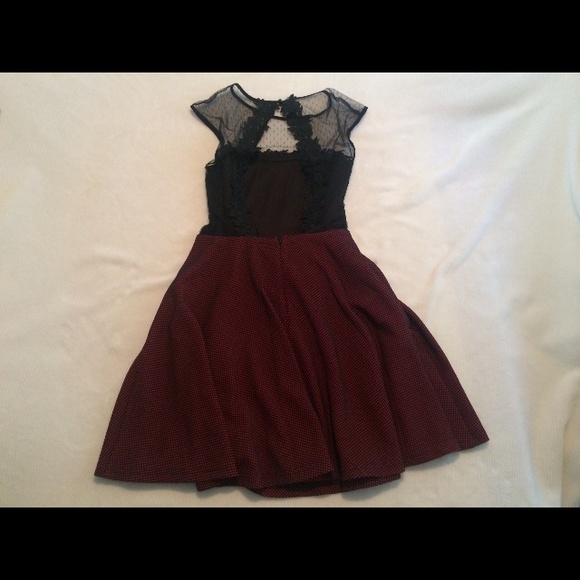Red and black backless lace dress. - Picture 2 of 3
