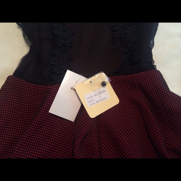 Red and black backless lace dress. - Picture 3 of 3