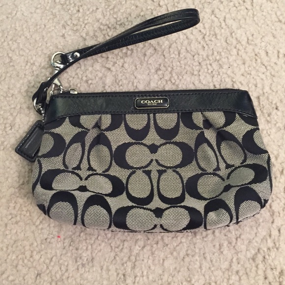 EUC Coach classic wristlet