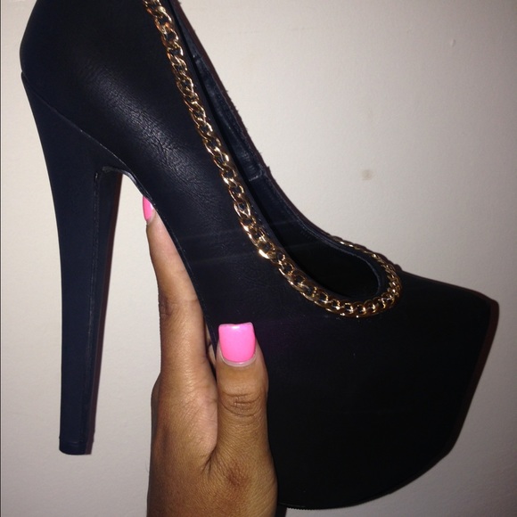 Black pumps