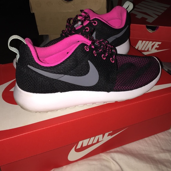 Nike Shoes - Nike roshe woman