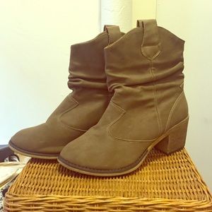 Low-heeled Booties