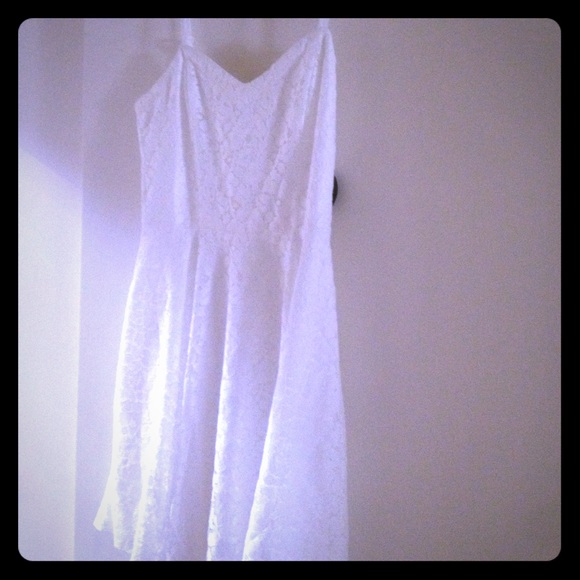 Laced dress heart-shaped neckline NEVER WORN