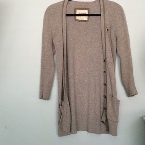 Grey quarter sleeved cardigan.