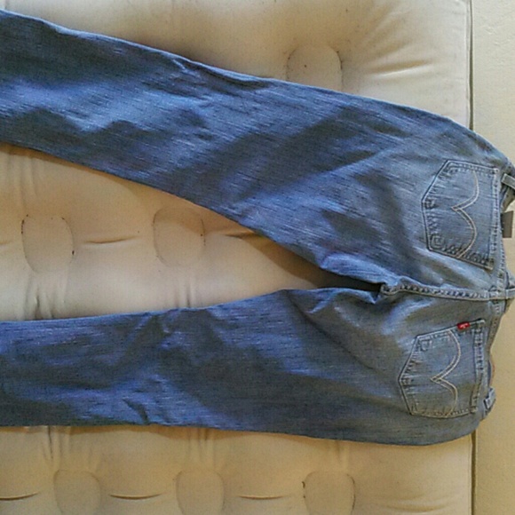 LEVIS DEMI CURVE 524?