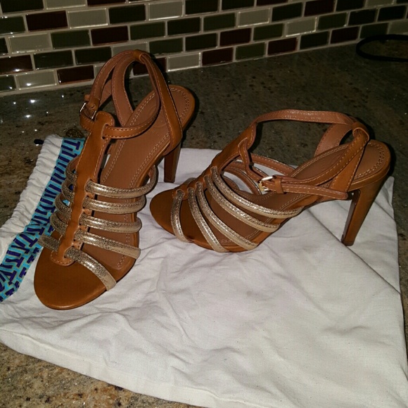 no heels in hawaii... lucky 4 u - Picture 1 of 4