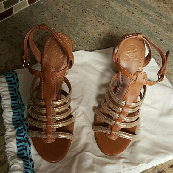 no heels in hawaii... lucky 4 u - Picture 2 of 4