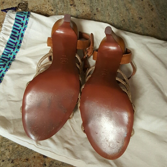 no heels in hawaii... lucky 4 u - Picture 3 of 4