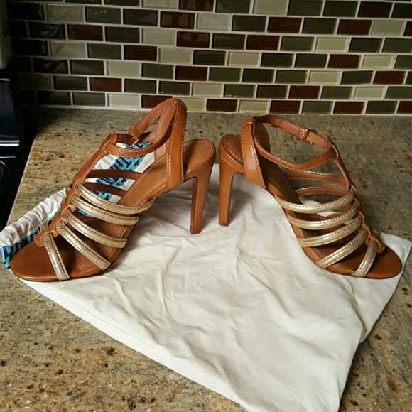 no heels in hawaii... lucky 4 u - Picture 4 of 4