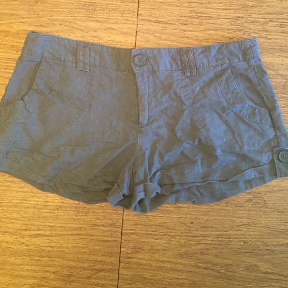 Comfortable zip grey linen/polyester blend shorts.