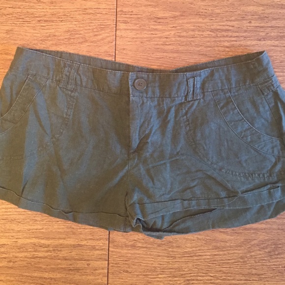 Comfortable olive polyester/linen blend shorts.