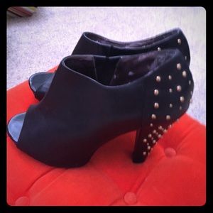 Flash sale 🎉 Black Steve Madden booties