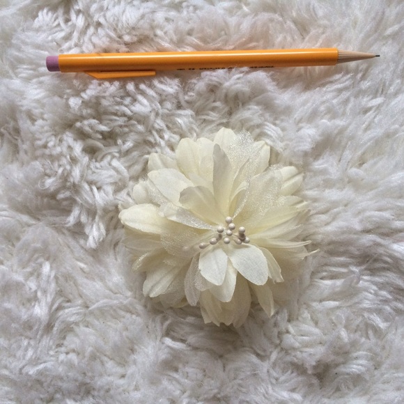 Cream Flower Accessory - Picture 3 of 4