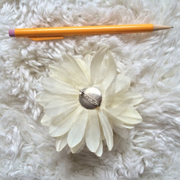 Cream Flower Accessory - Picture 4 of 4