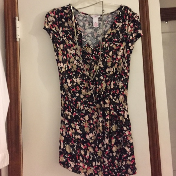 🔴NWOT🔴CANDIES TOP WITH ASYMETRICAL RUFFLE‼️ - Picture 1 of 3