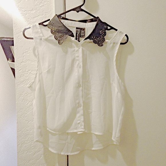 Cute white button up top🌸